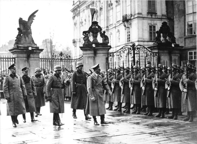 bundesarchiv bild 183 2004 1202 505 prag burg besuch adolf hitler